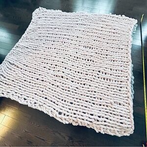 Chunky Knit Blanket in Soft Pink